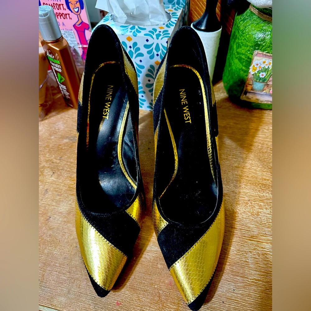 Selling these gorgeous Nine West gold and black suede pumps